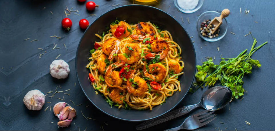 Les spaghetti aux crevettes sont un grand classique de la cuisine méditerranéenne.